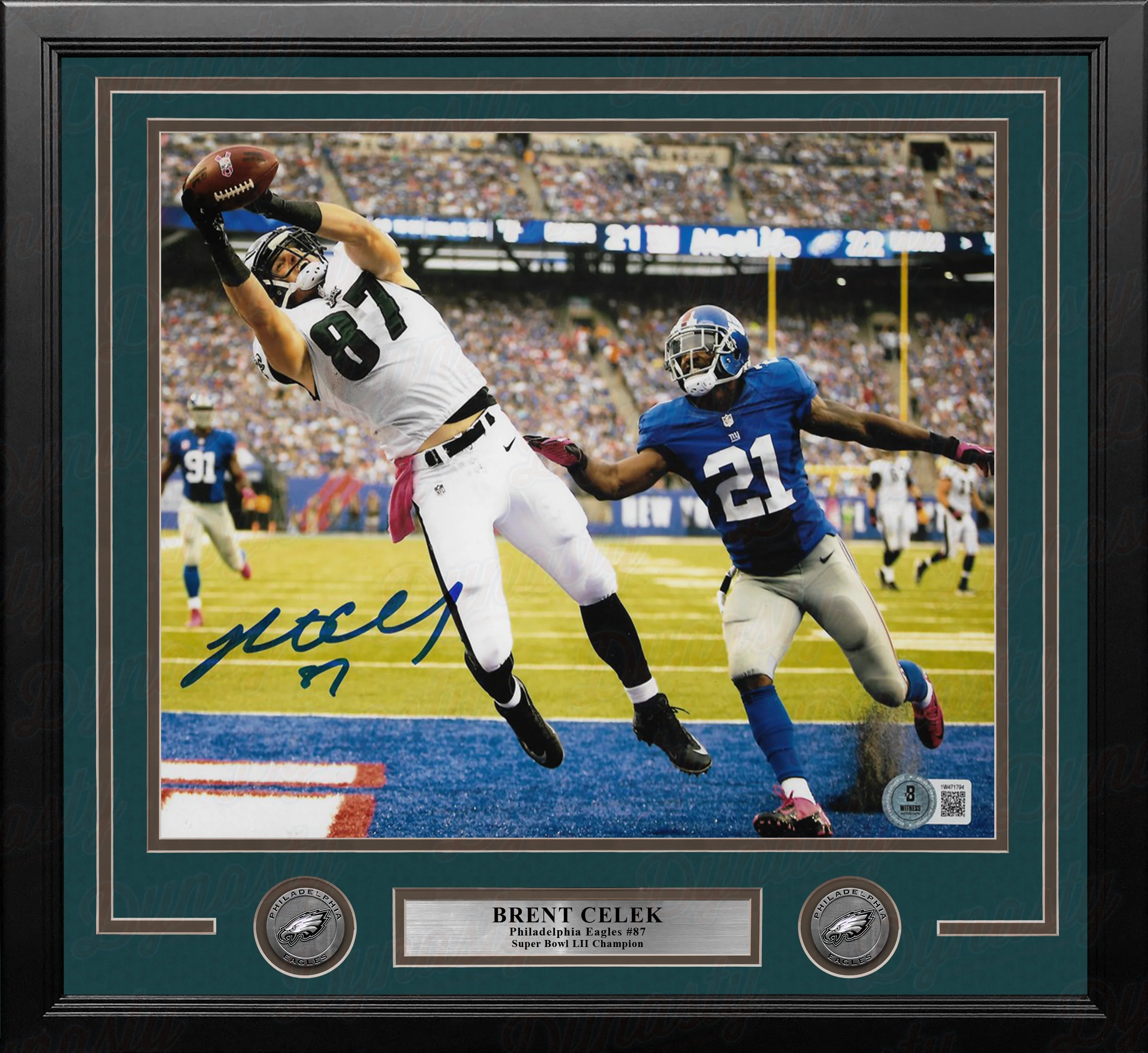 Brent Celek Touchdown v. Giants Philadelphia Eagles Autographed 11" x 14" Framed Football Photo - Image 2